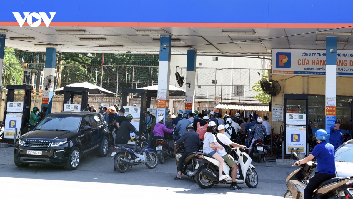 Retail petrol prices fall to below VND20,000 per litre